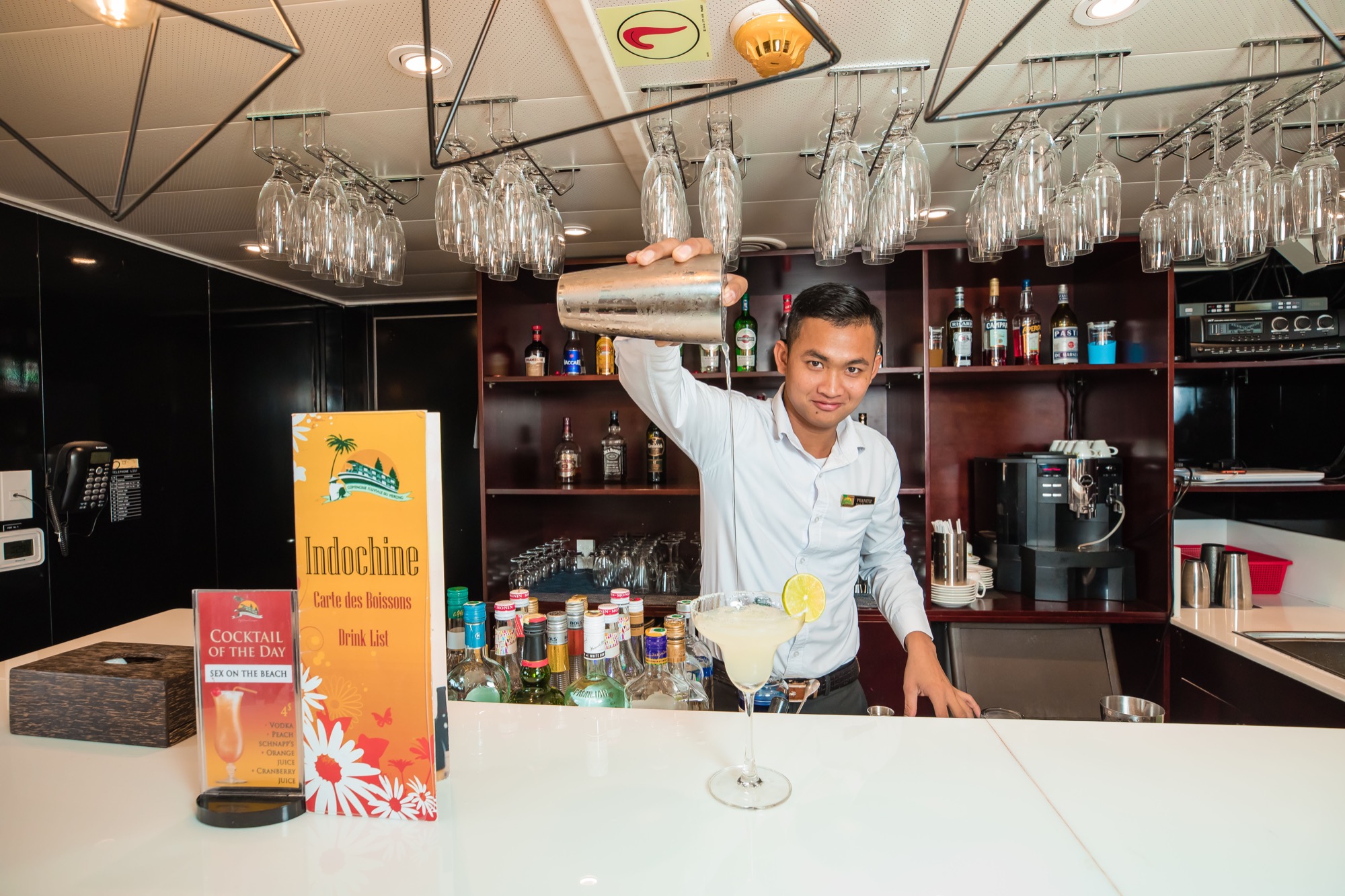 CroisiEurope RV Indochine II Bar 3.jpg